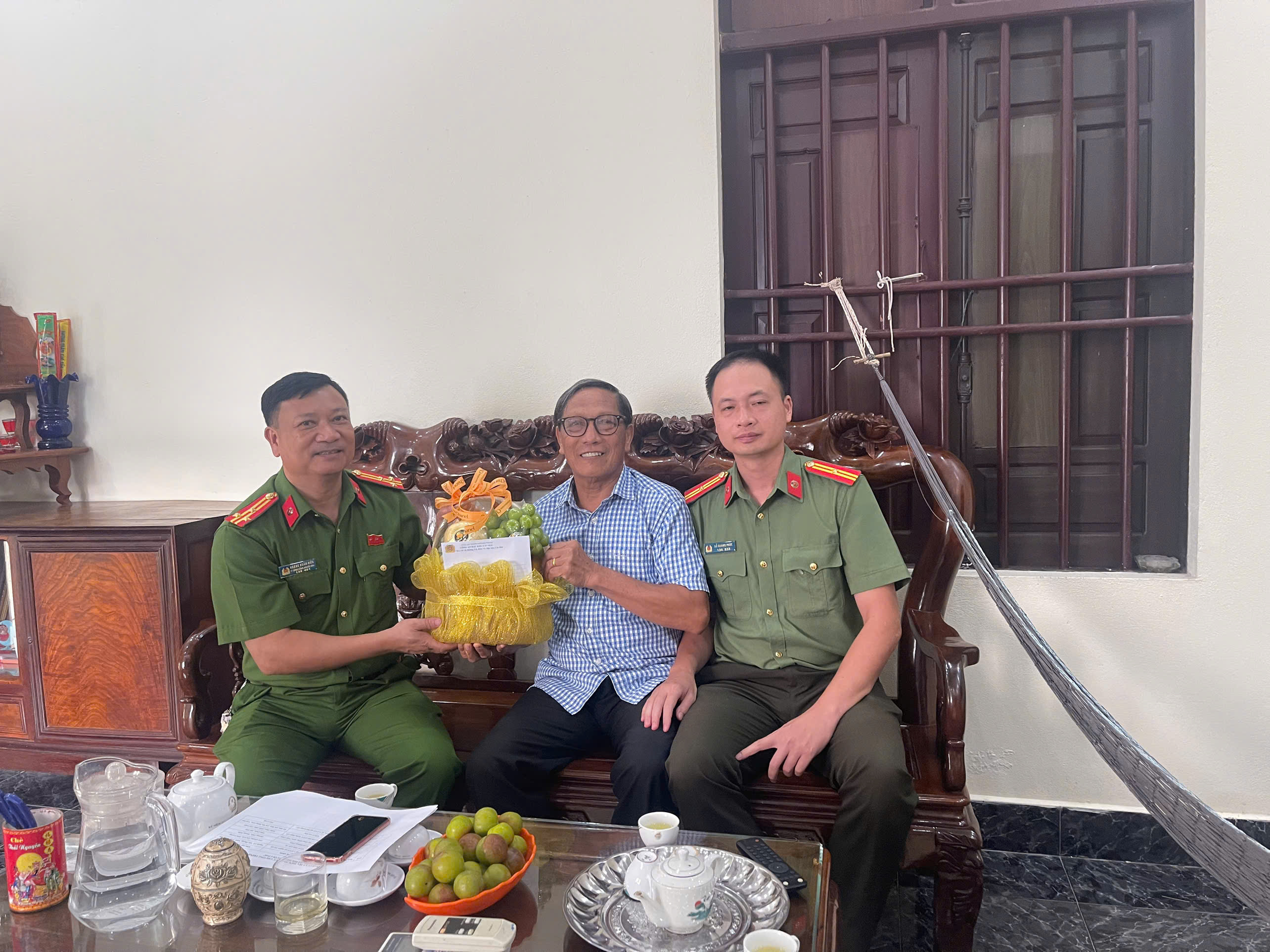 Công an đặc khu Cát Hải thăm, tặng quà các gia đình chính sách nhân Ngày Thương binh - Liệt sĩ
